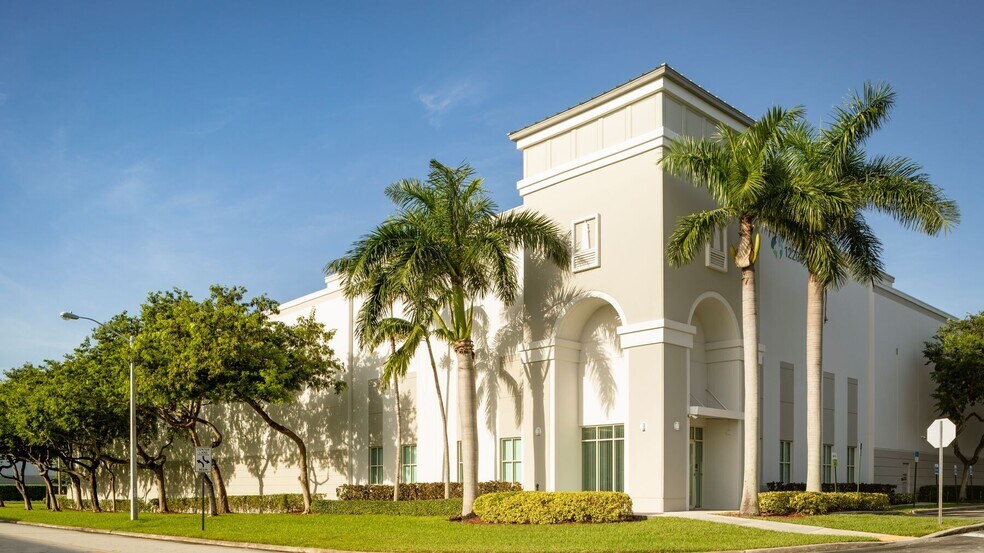 12200 NW 25th St, Miami, FL à louer - Photo principale - Image 1 de 21