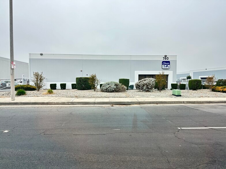 760 E Francis St, Ontario, CA à louer - Photo du bâtiment - Image 3 de 4