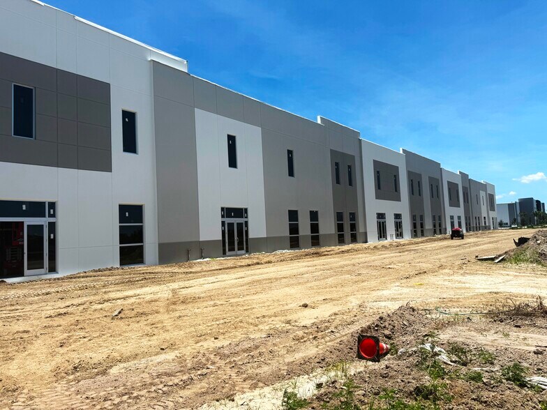 8001 Northup dr, Punta Gorda, FL à louer - Photo du bâtiment - Image 2 de 6
