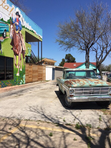 1000 E 51st St, Austin, TX à louer - Photo du bâtiment - Image 2 de 17