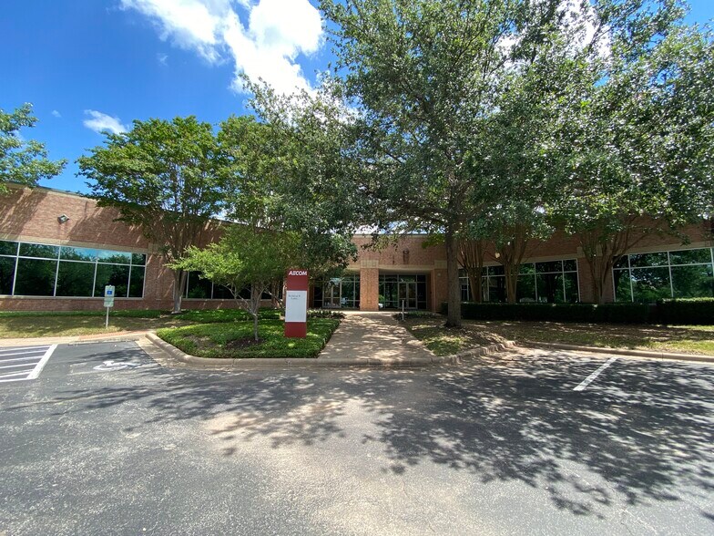 13640 Briarwick Dr, Austin, TX à louer - Photo du bâtiment - Image 2 de 17