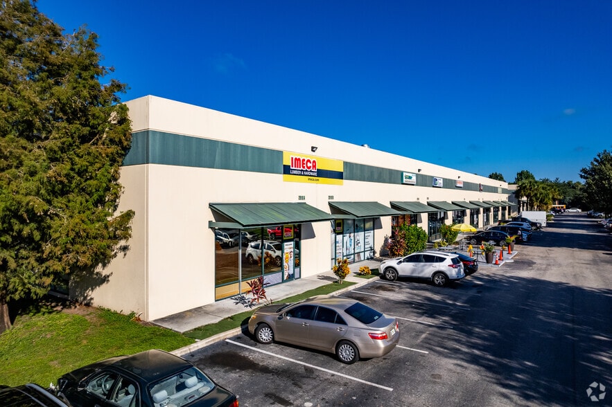 1201-1215 E Donegan Ave, Kissimmee, FL for lease - Primary Photo - Image 1 of 6