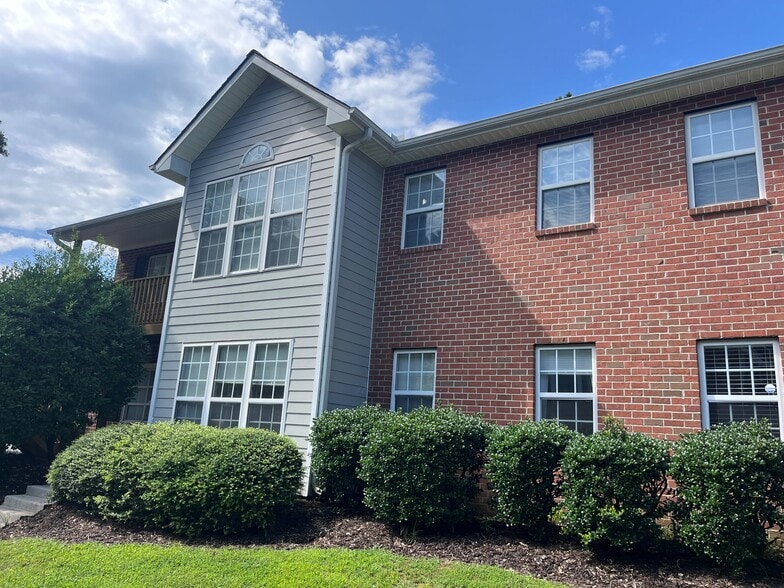 Scarborough Place & Sleepy Creek portfolio of 2 properties for sale on LoopNet.ca - Building Photo - Image 3 of 22