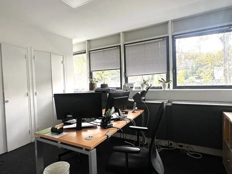 Office in Lyon for lease - Building Photo - Image 3 of 9