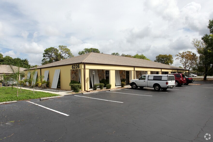 6226 Presidential Ct, Fort Myers, FL à louer - Photo du bâtiment - Image 2 de 6