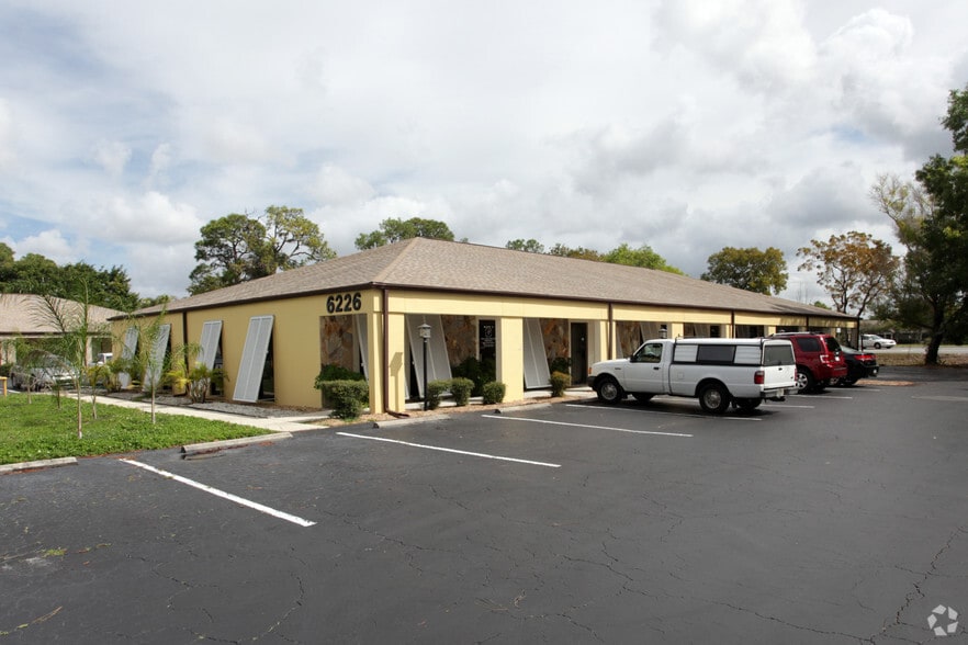 6226 Presidential Ct, Fort Myers, FL à louer - Photo du bâtiment - Image 2 de 6