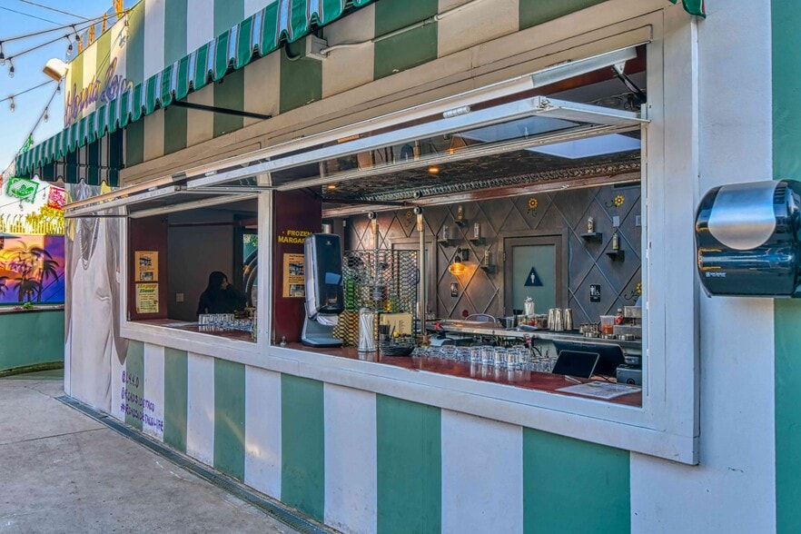 10628 Ventura Blvd, Studio City, CA for lease - Interior Photo - Image 2 of 11