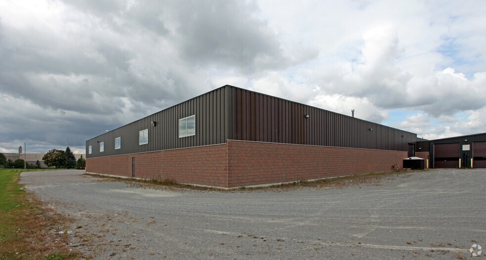 1133 Boundary Rd, Oshawa, ON à vendre - Photo du bâtiment - Image 2 de 2