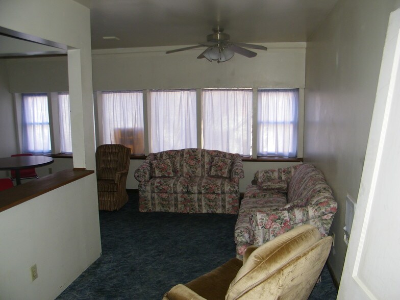 8 W 5th, Fulton, MO à vendre - Photo du bâtiment - Image 2 de 6