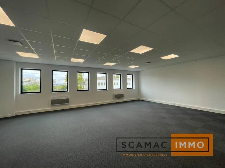 Flex in Fresnes for lease - Building Photo - Image 3 of 5