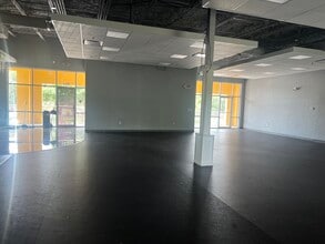 1076 E Brandon Blvd, Brandon, FL for lease Interior Photo- Image 1 of 4