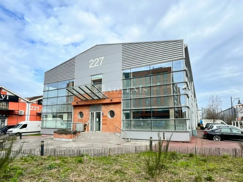 Flex dans Aubervilliers à louer Photo du bâtiment- Image 1 de 10