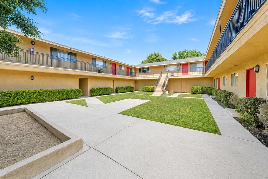 383 Orchid Ln, Pomona, CA for sale - Building Photo - Image 2 of 47