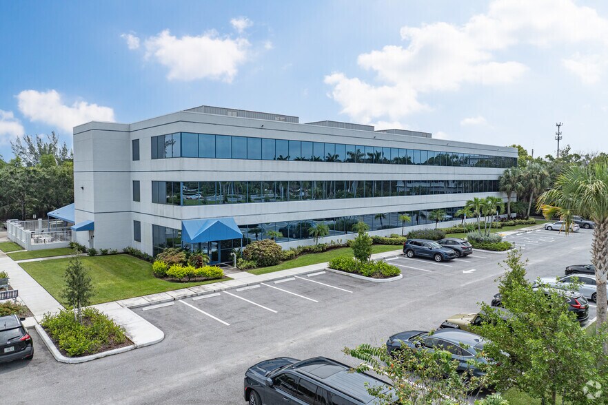 360 Hiatt Dr, Palm Beach Gardens, FL à louer - Photo du bâtiment - Image 2 de 9