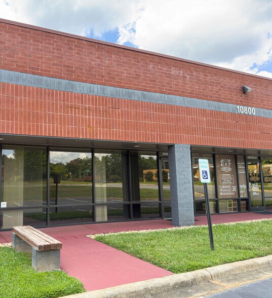 10800 Independence Pointe Pky, Matthews, NC à louer - Photo du bâtiment - Image 3 de 4