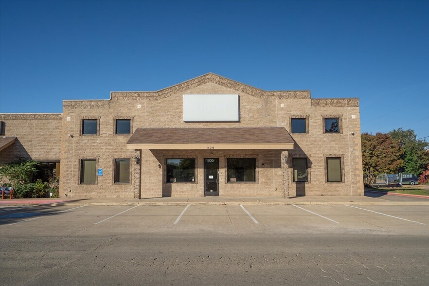 209 S Shady Shores Dr, Lake Dallas, TX à louer - Photo du bâtiment - Image 2 de 13