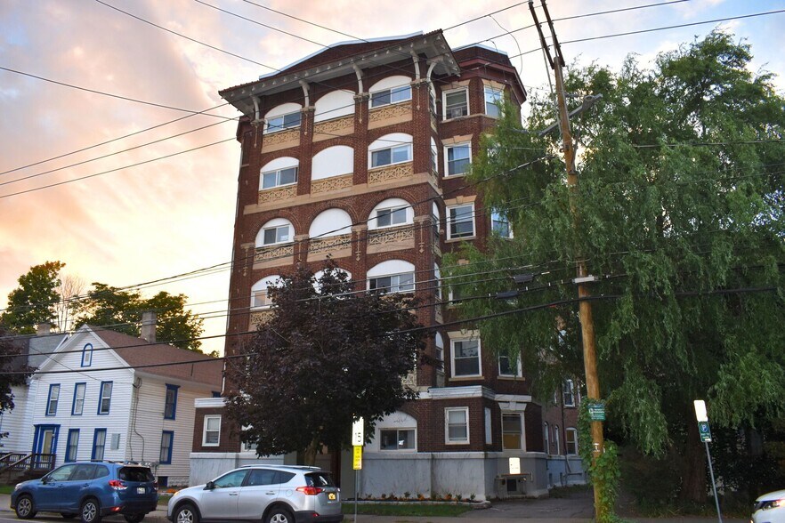 99 Oak St, Binghamton, NY à vendre - Photo du bâtiment - Image 1 de 11