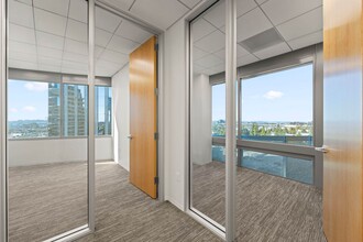 4270 Executive Sq, La Jolla, CA à louer Photo intérieure- Image 2 de 7