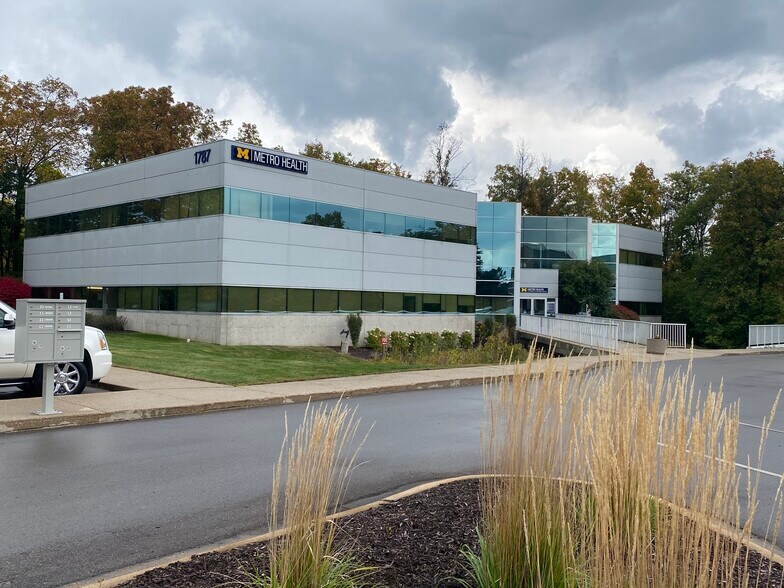 1787 Grand Ridge Ct NE, Grand Rapids, MI à vendre - Photo du bâtiment - Image 2 de 7