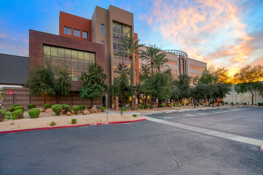 9305 W Thomas Rd, Phoenix, AZ à louer - Photo du bâtiment - Image 3 de 16
