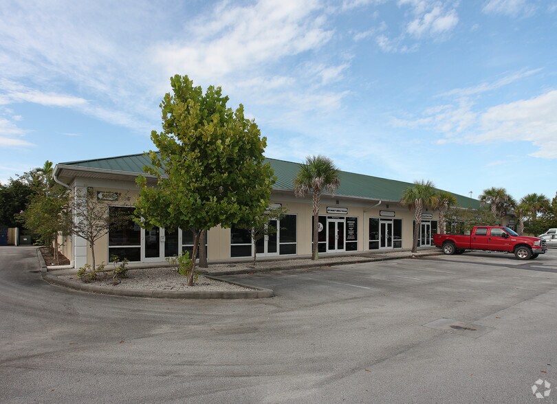 9055 Americana Rd, Vero Beach, FL à vendre - Photo du bâtiment - Image 1 de 3