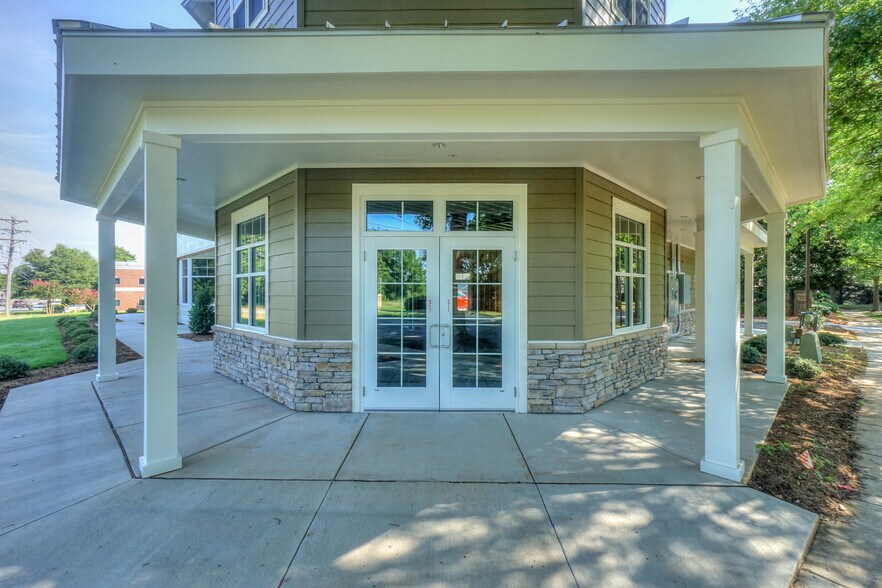 18620 W Catawba Ave, Cornelius, NC à vendre - Photo du bâtiment - Image 3 de 18