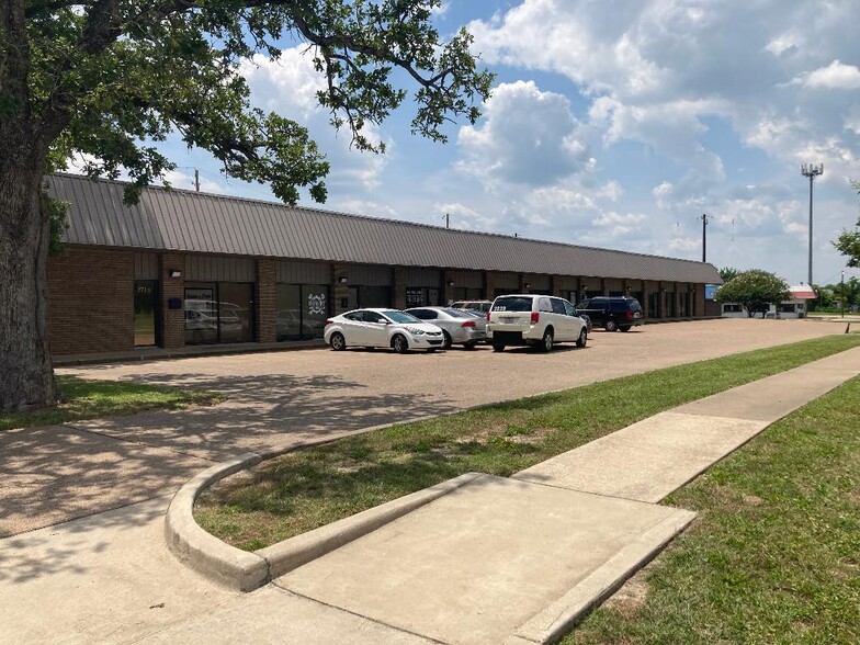 2700 Finfeather Rd, Bryan, TX for sale - Primary Photo - Image 1 of 2