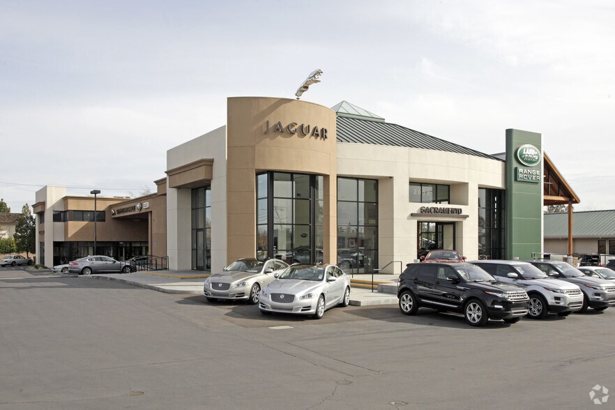 Auto Dealership Property portefeuille de 2 propriétés à vendre sur LoopNet.ca - Photo du bâtiment - Image 2 de 2
