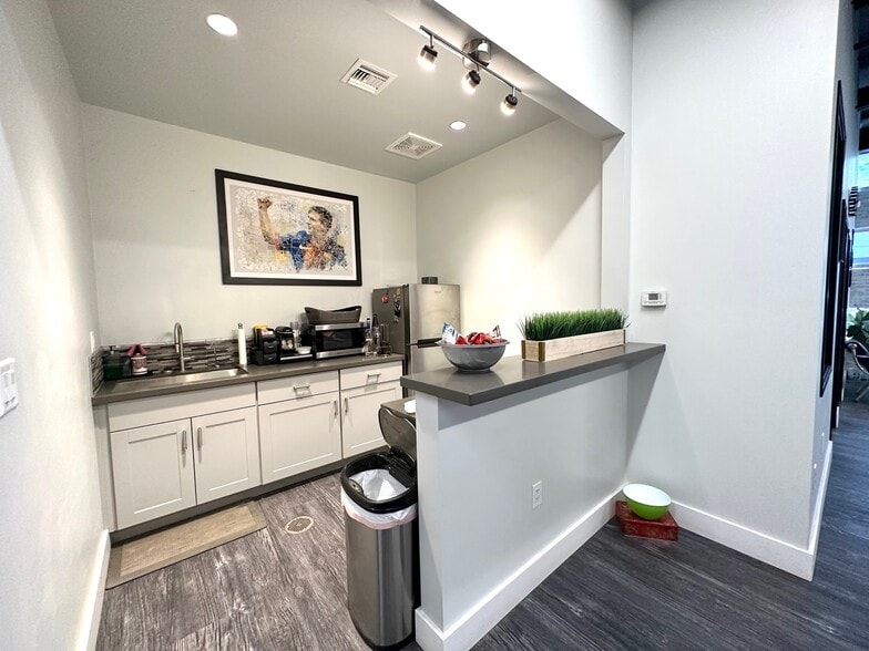 2222 W Parkside Ln, Phoenix, AZ for lease - Interior Photo - Image 3 of 12
