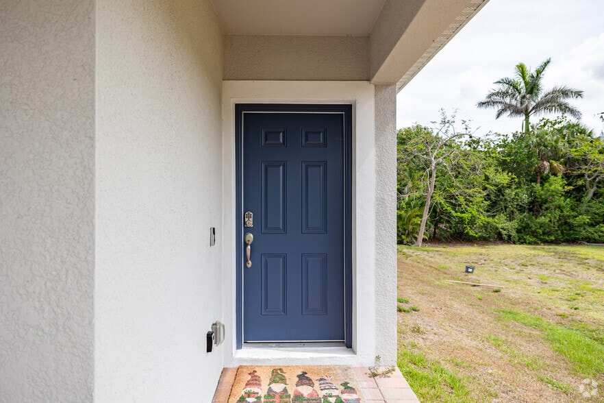 4320 Little Hickory Rd, Bonita Springs, FL for sale - Interior Photo - Image 3 of 17