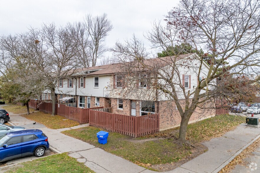 100 Rideau St, Oshawa, ON à vendre - Photo du bâtiment - Image 2 de 18