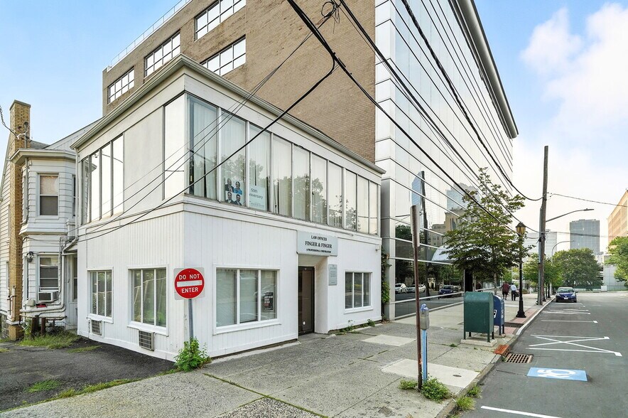 158 Grand St, White Plains, NY à vendre - Photo du bâtiment - Image 2 de 13