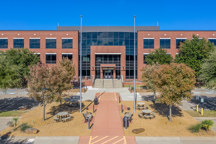 17655 Waterview Pky, Dallas, TX for lease - Building Photo - Image 3 of 16