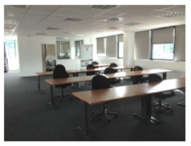 Bureau dans Villeneuve-la-Garenne à louer - Photo du bâtiment - Image 3 de 8