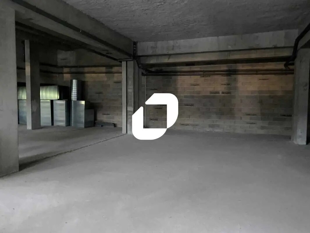 Retail in Bordeaux for lease Interior Photo- Image 1 of 5