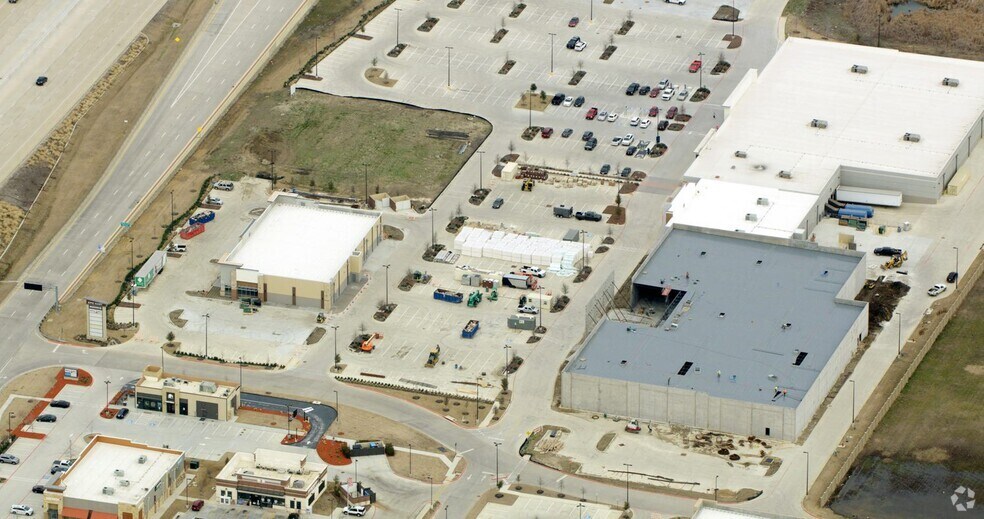 1050 Mayfield Rd, Grand Prairie, TX à louer - Photo du bâtiment - Image 2 de 11