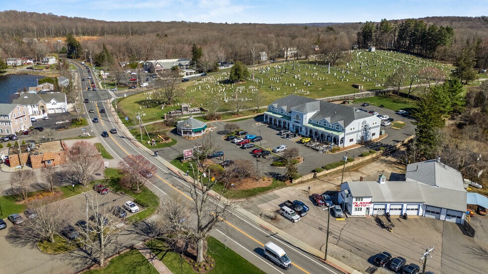 42 E High St, East Hampton, CT à louer - Photo du bâtiment - Image 2 de 22