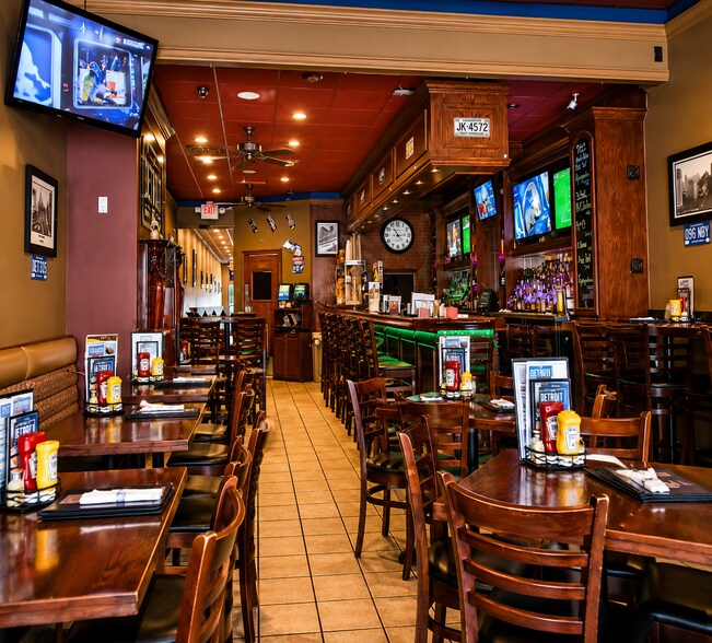 TWO DOWNTOWN LAPEER RESTAURANTS portefeuille de 2 propriétés à vendre sur LoopNet.ca - Photo du bâtiment - Image 3 de 9