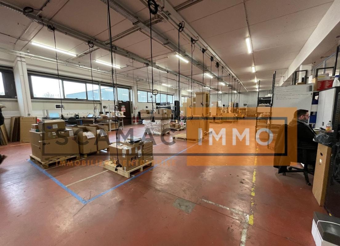 Industrial in Saint-Thibault-des-Vignes for lease Interior Photo- Image 1 of 6