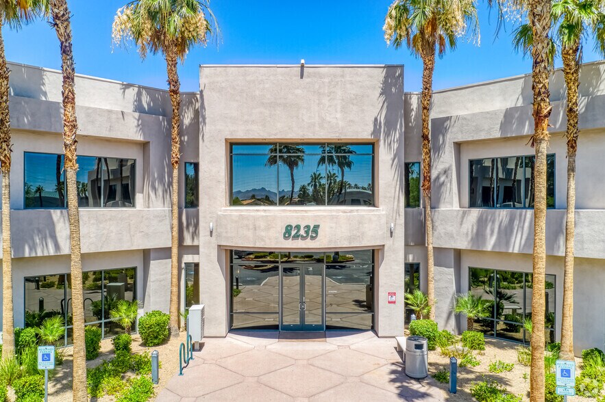 8235 S Eastern Ave, Las Vegas, NV à louer - Photo du bâtiment - Image 2 de 16