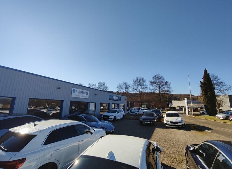Retail in Bourgoin-Jallieu for lease - Building Photo - Image 3 of 9