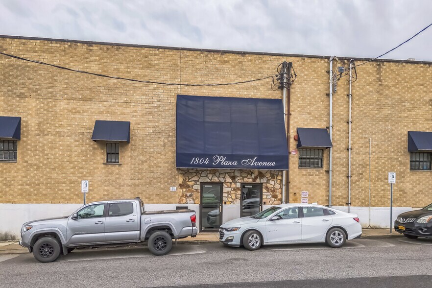 1804 Plaza Ave, New Hyde Park, NY à louer - Photo du bâtiment - Image 3 de 13