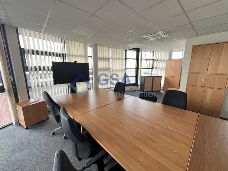 Office in Melun for lease - Interior Photo - Image 3 of 9