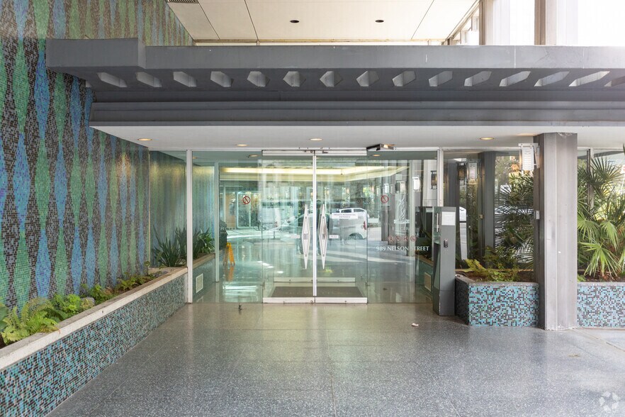 989 Nelson St, Vancouver, BC à louer - Photo du bâtiment - Image 3 de 59