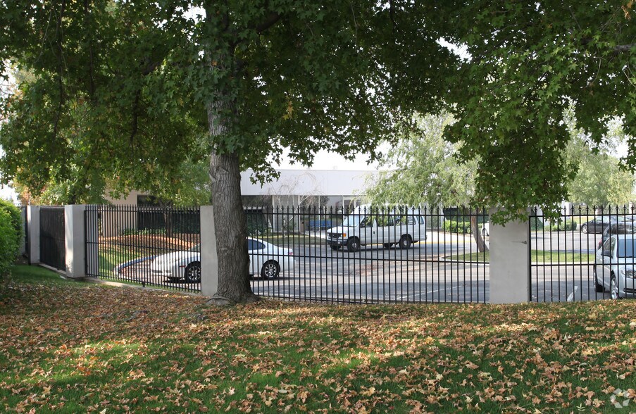 3101 Pegasus Dr, Bakersfield, CA à louer - Photo du bâtiment - Image 2 de 5