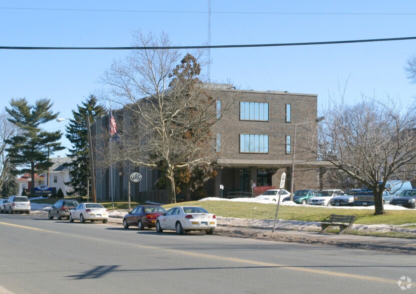 815 Farmington Ave, West Hartford, CT à vendre - Photo du bâtiment - Image 3 de 4