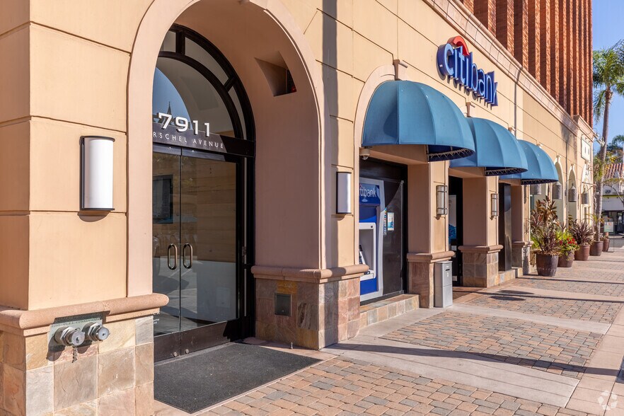 7911 Herschel Ave, La Jolla, CA à louer - Photo du bâtiment - Image 3 de 17