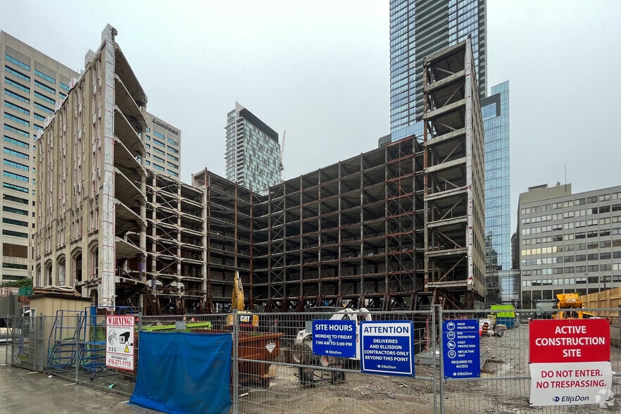 481 University Av, Toronto, ON à louer - Photo du bâtiment - Image 2 de 4
