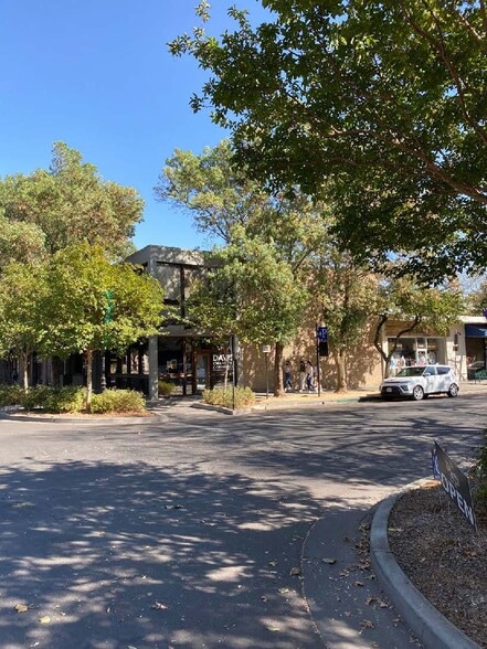 604 3rd St, Davis, CA à louer - Photo du bâtiment - Image 3 de 11