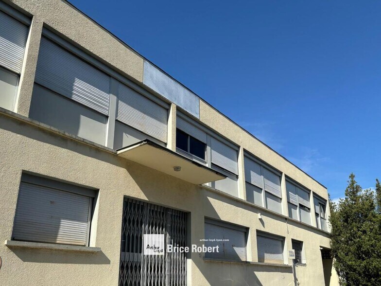 Local d'activités dans Decines Charpieu à vendre - Photo du bâtiment - Image 1 de 6